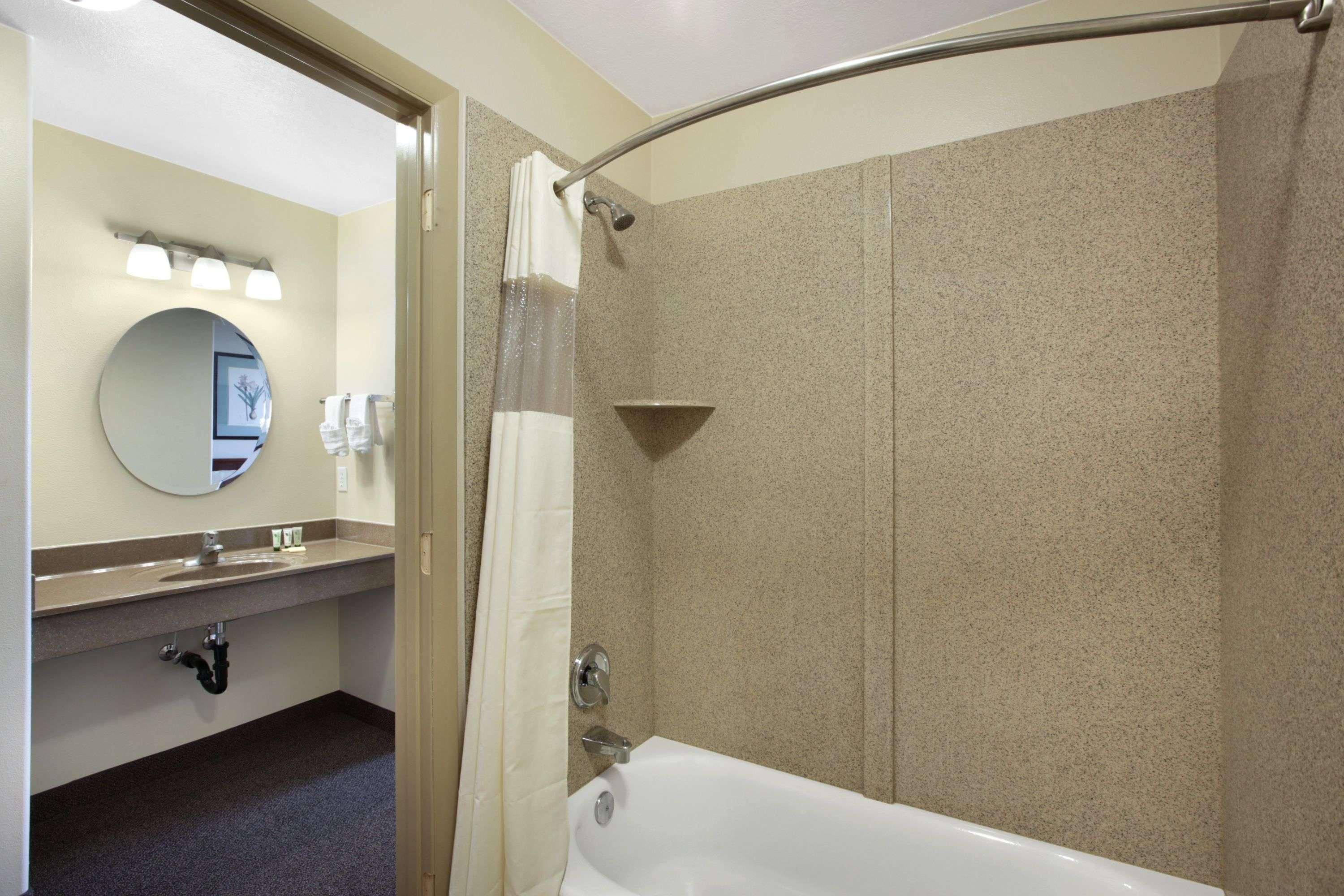 Days Inn By Wyndham Beaver Bagian luar foto