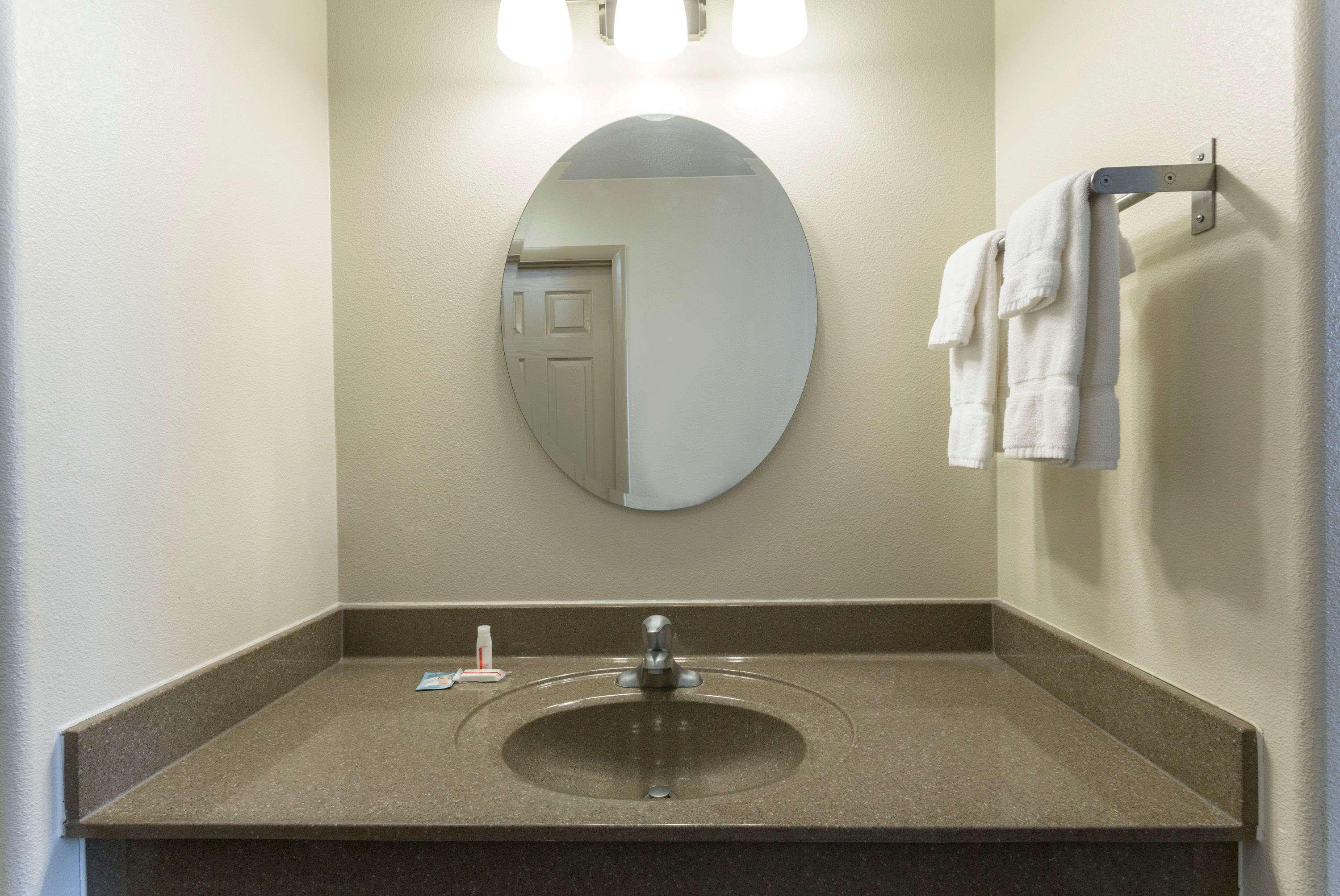 Days Inn By Wyndham Beaver Bagian luar foto