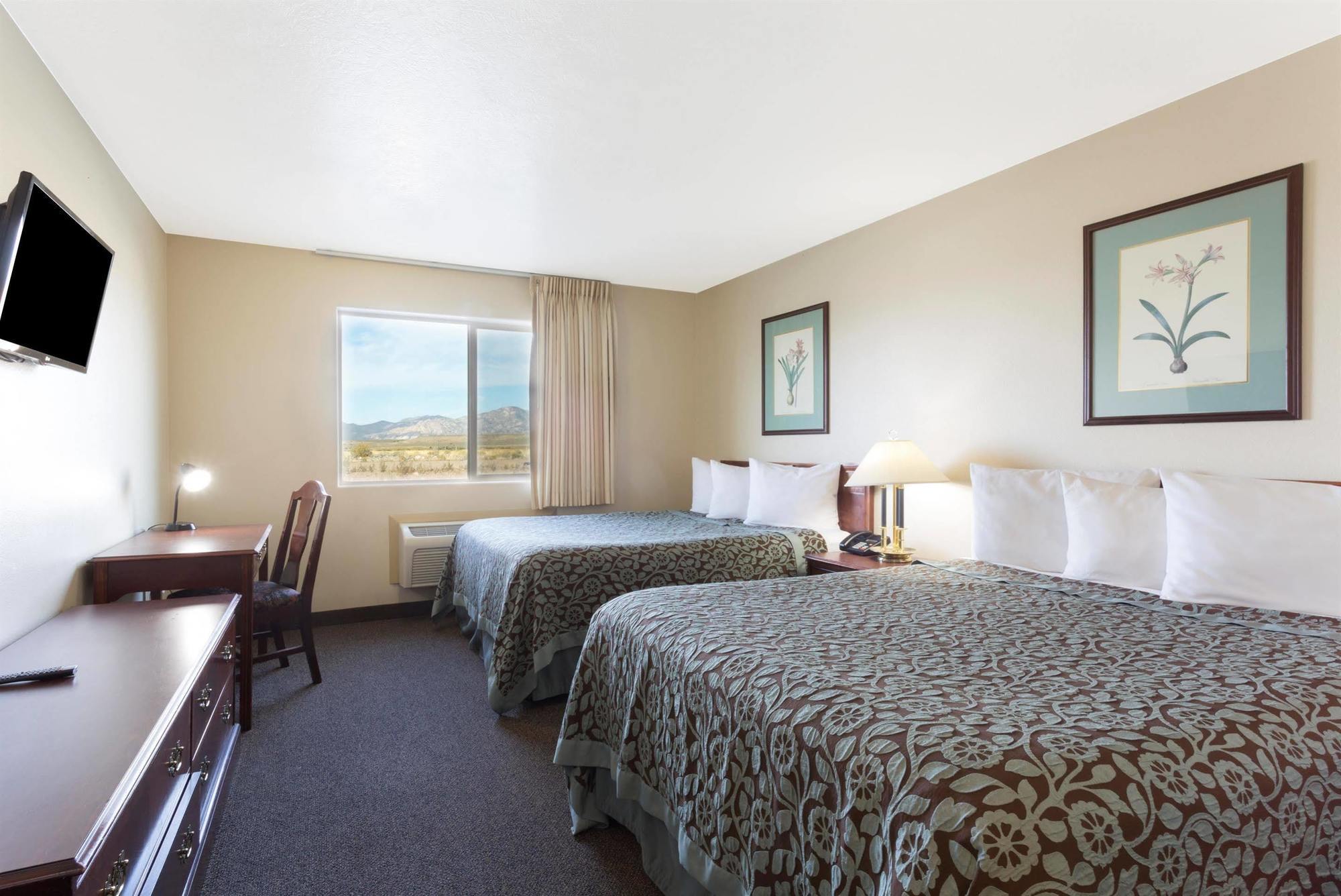 Days Inn By Wyndham Beaver Bagian luar foto