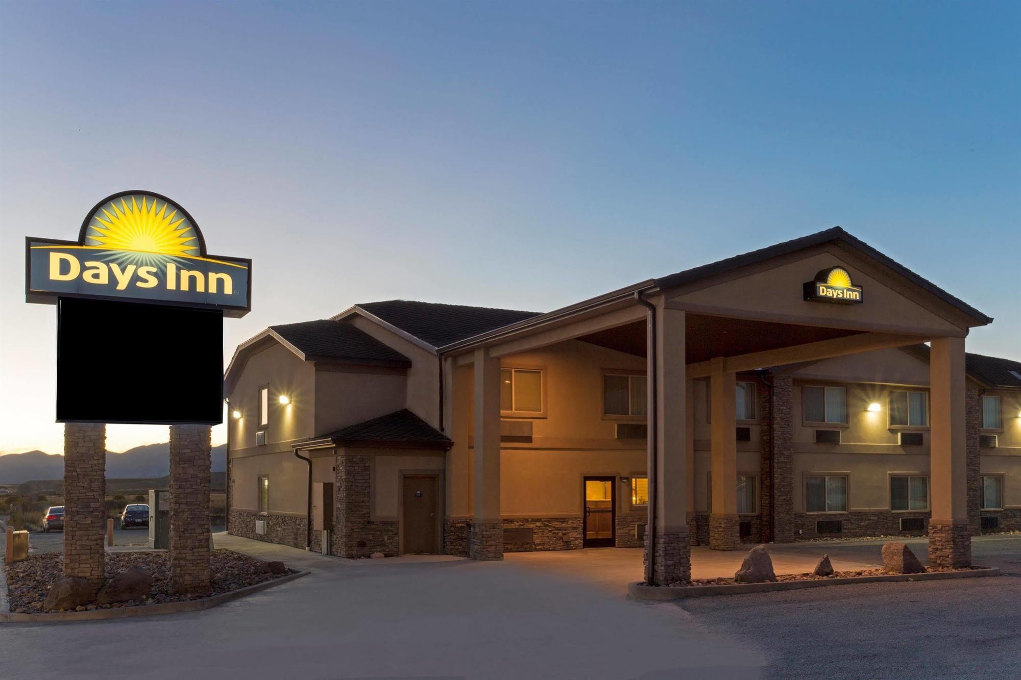 Days Inn By Wyndham Beaver Bagian luar foto